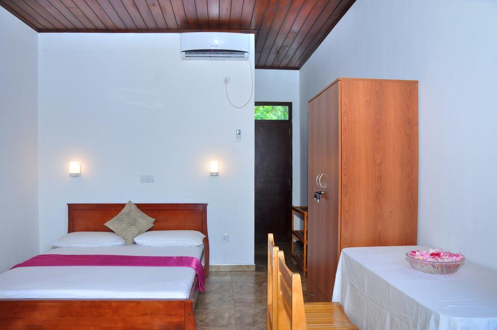Green Shadows Beach Hotel Wadduwa Exterior foto